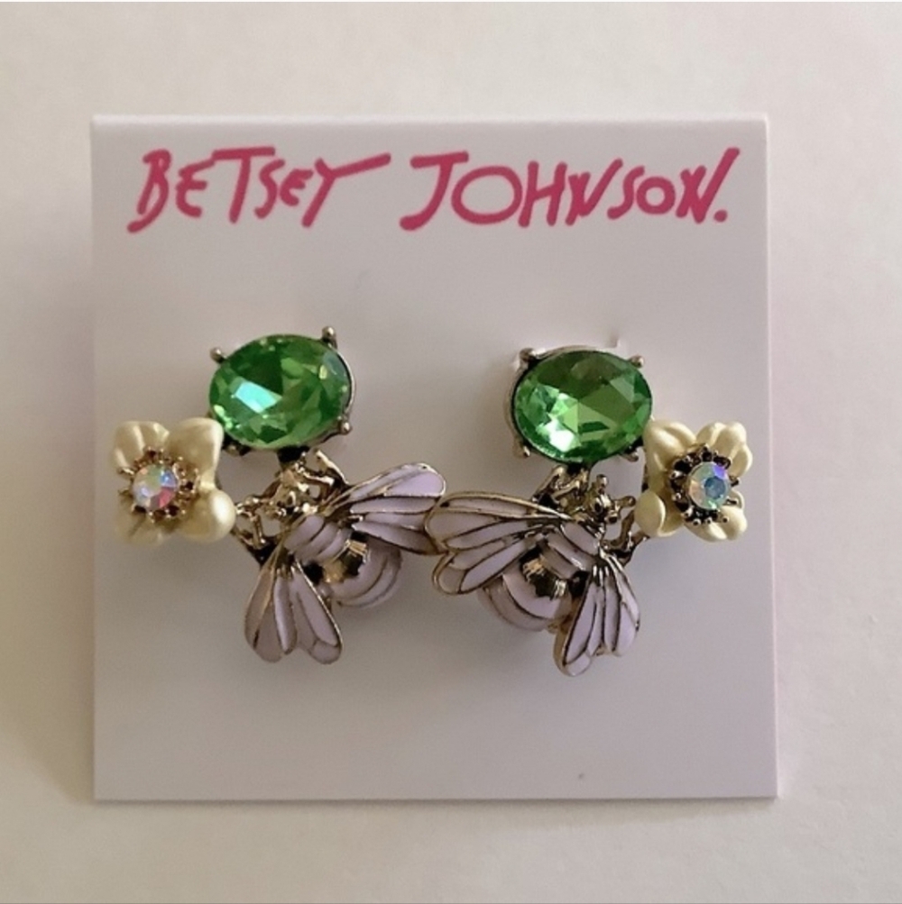 ✨️🐝NWT BETSEY JOHNSON BEE FLOWER STUD EARRINGS✨️🐝